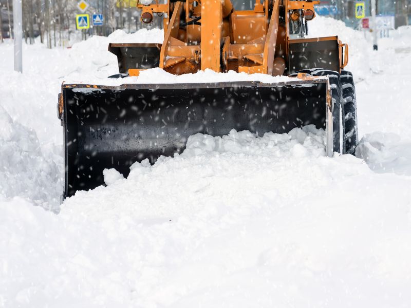 Winterdienst: Schnee räumen mit Bagger